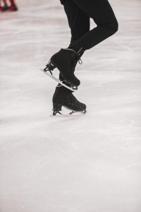 پاتیناژ، یکی از جذاب ترین ورزش های زمستانی